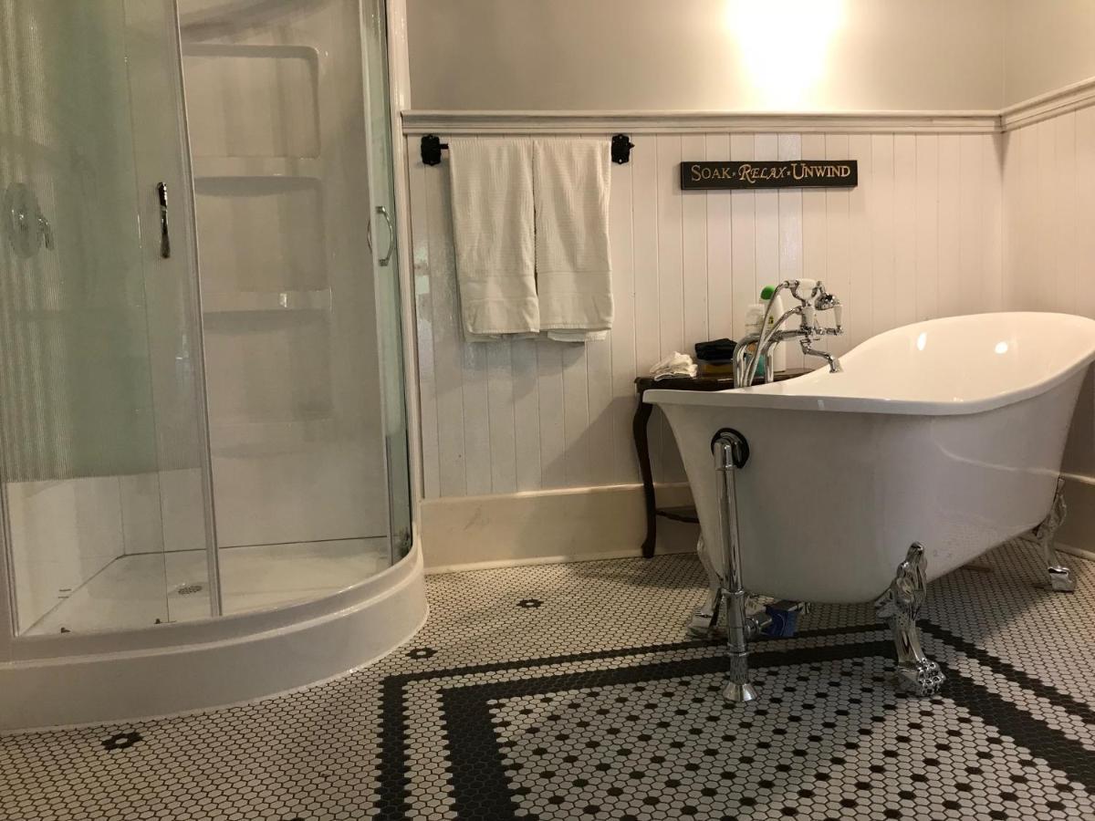 Lionheart Guest House Лайънс Хед Екстериор снимка