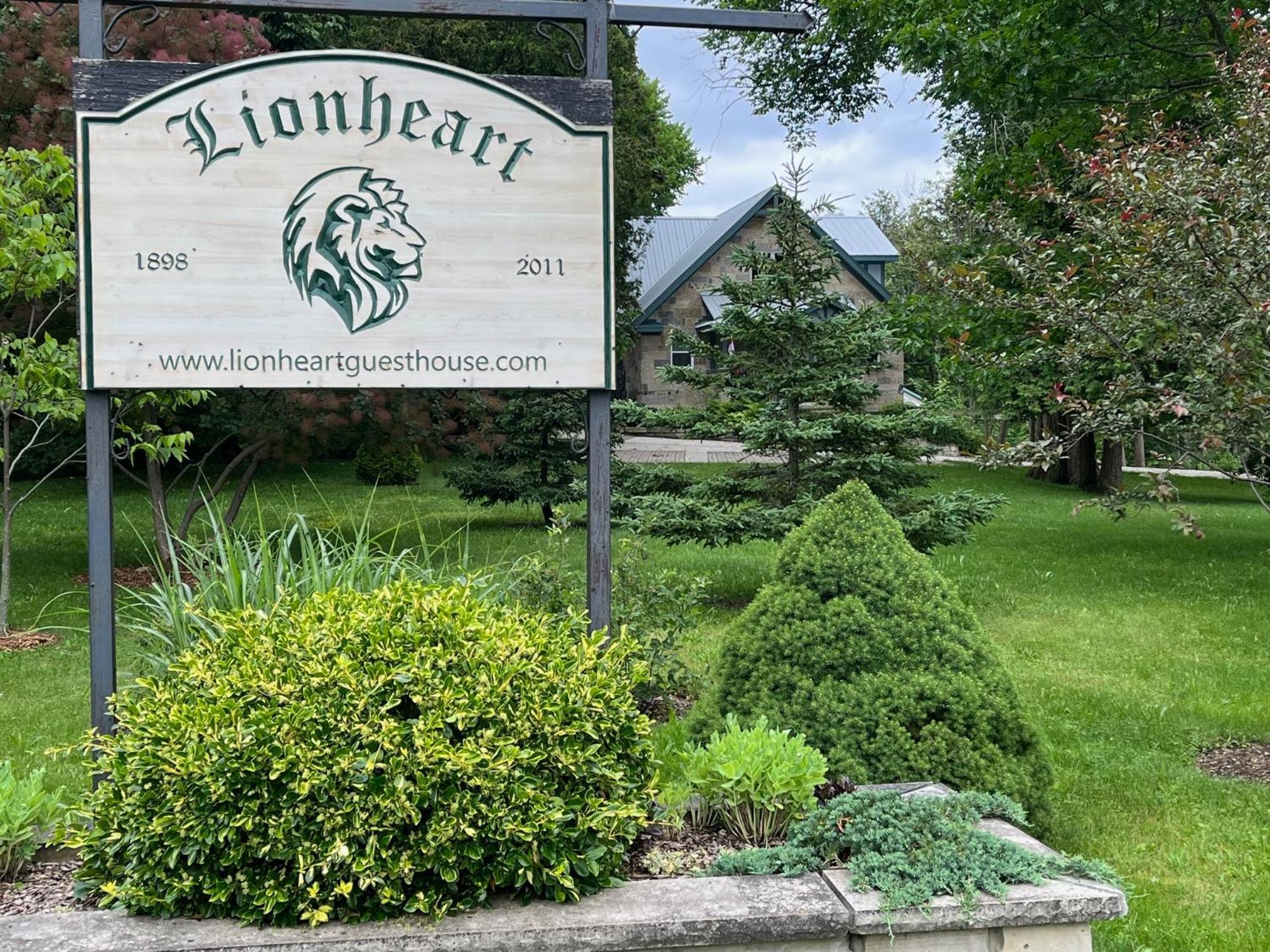 Lionheart Guest House Лайънс Хед Екстериор снимка
